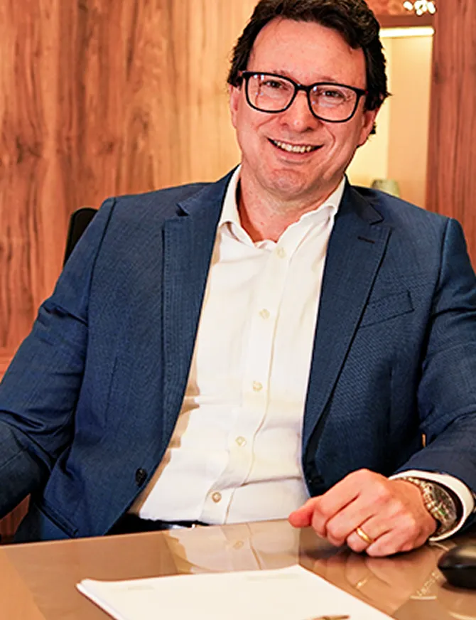 Prof. Dr. Fernando Almeida em seu consultório